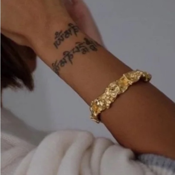 🆕 REVOLVE Amber Sceats Gold Emery Cuff gold bracelet - Picture 5 of 8